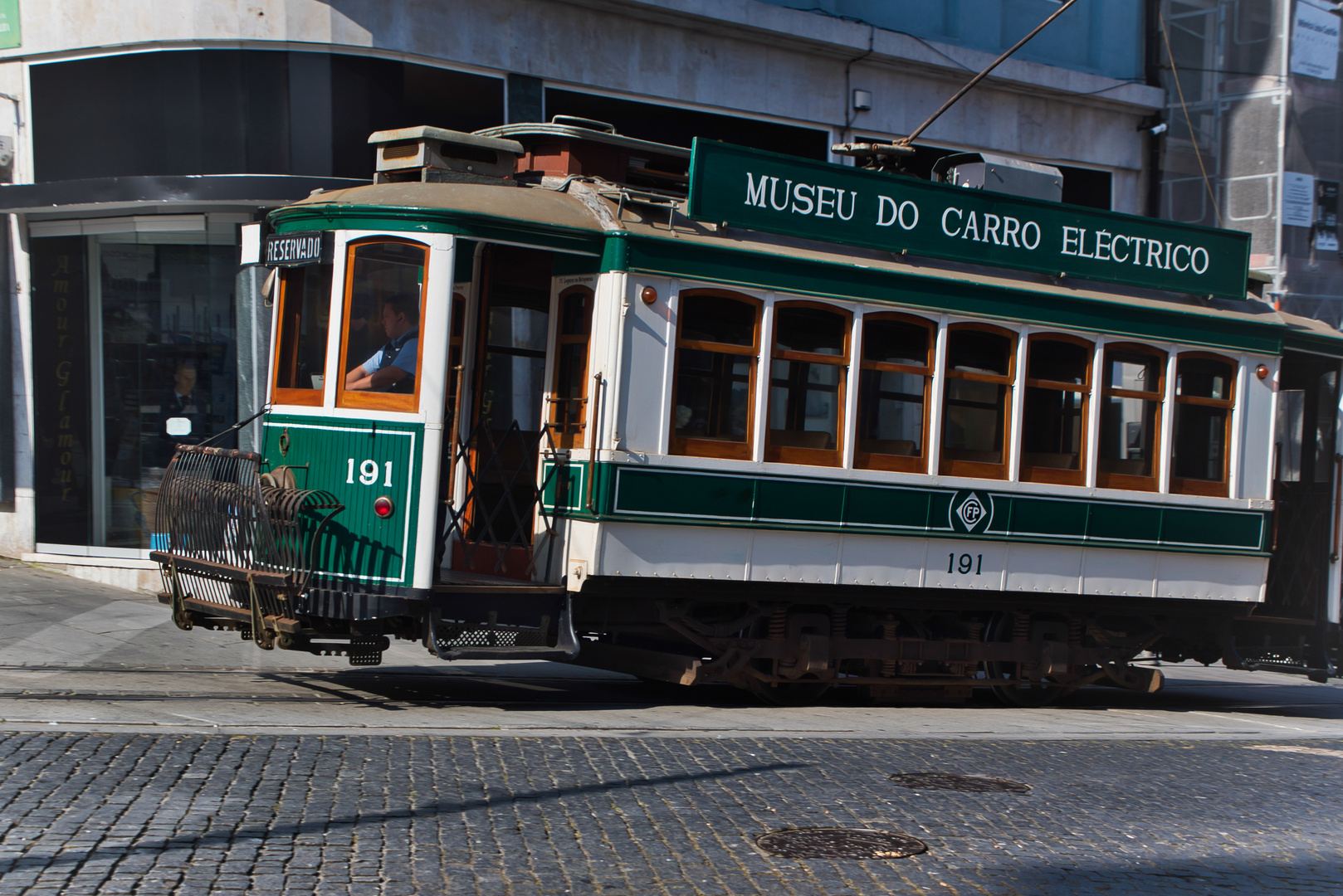 wie dazumal fährt auch heute noch die Strassenbahn durch Porto