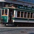wie dazumal fährt auch heute noch die Strassenbahn durch Porto