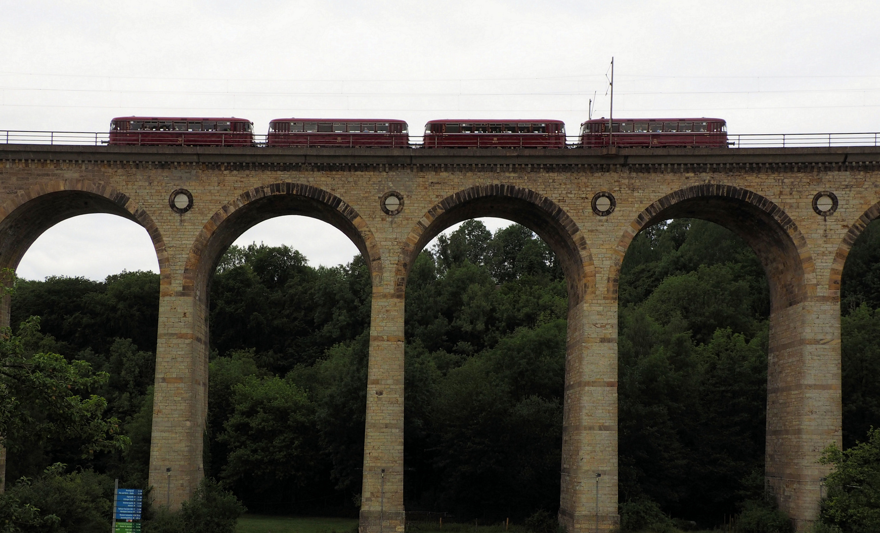 Wie dazumal ....fährt der Schienenbus über den Viadukt....