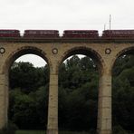 Wie dazumal ....fährt der Schienenbus über den Viadukt....