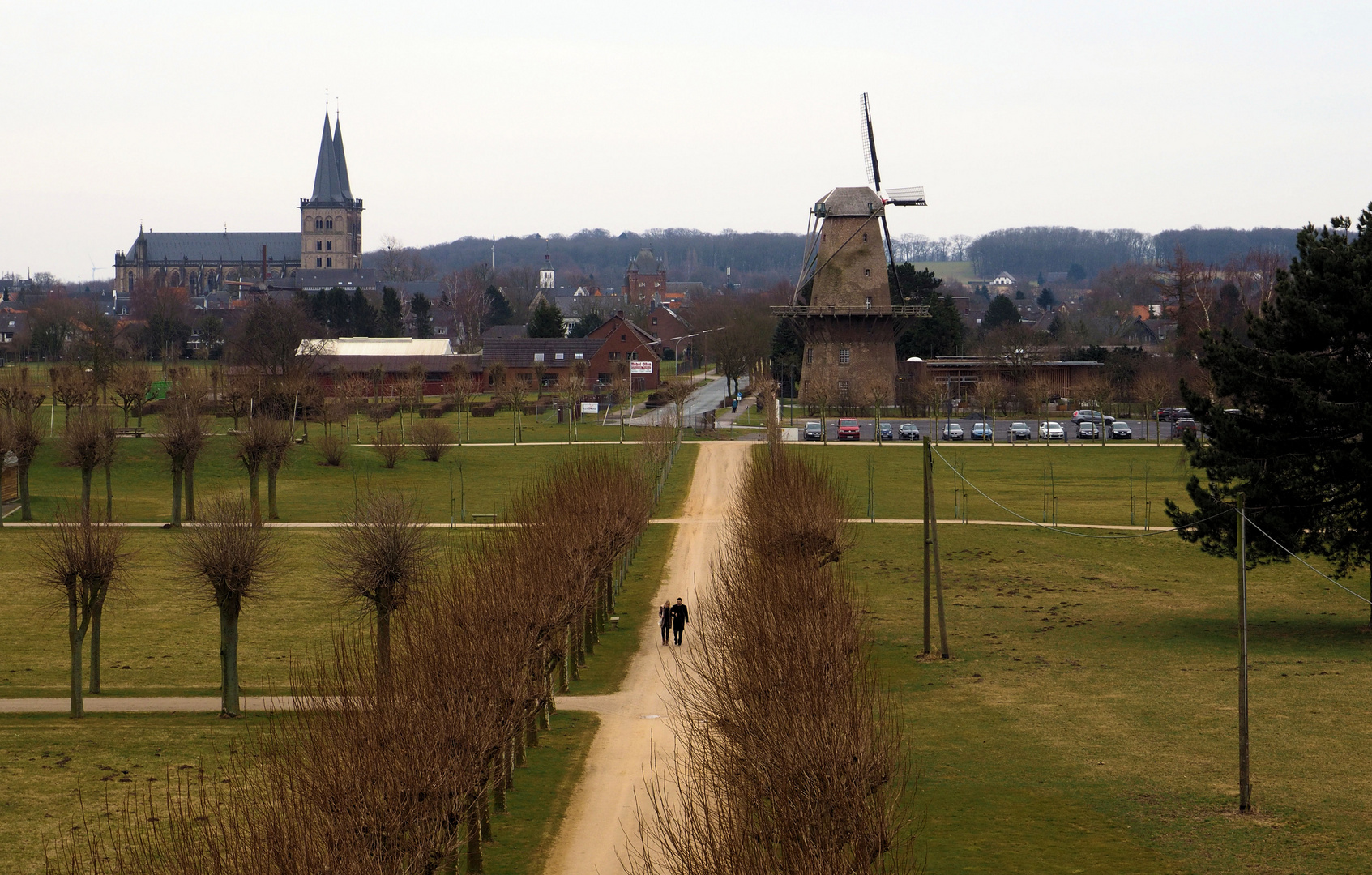 Wie dazumal in Xanten .... Mühle und Dom sind schon ältere Schätzchen... 