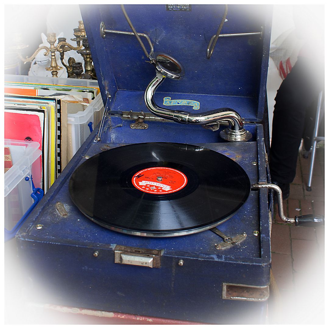 Wie dazumal ... Koffer-Grammophon (um 1920)
