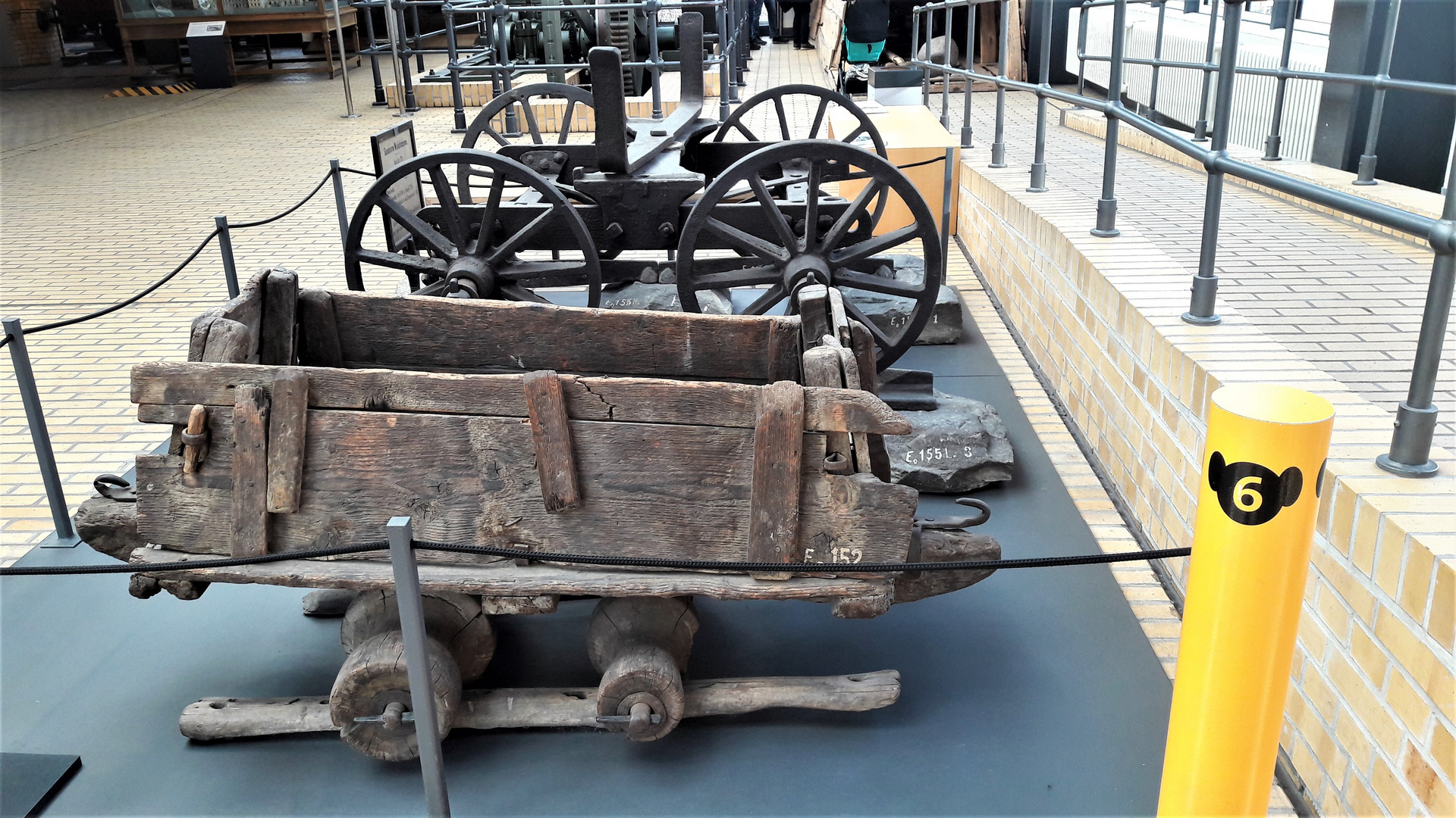 wie dazumal  Kohlelore mit Holznaben auf Holzschienen Technikmuseum Berlin