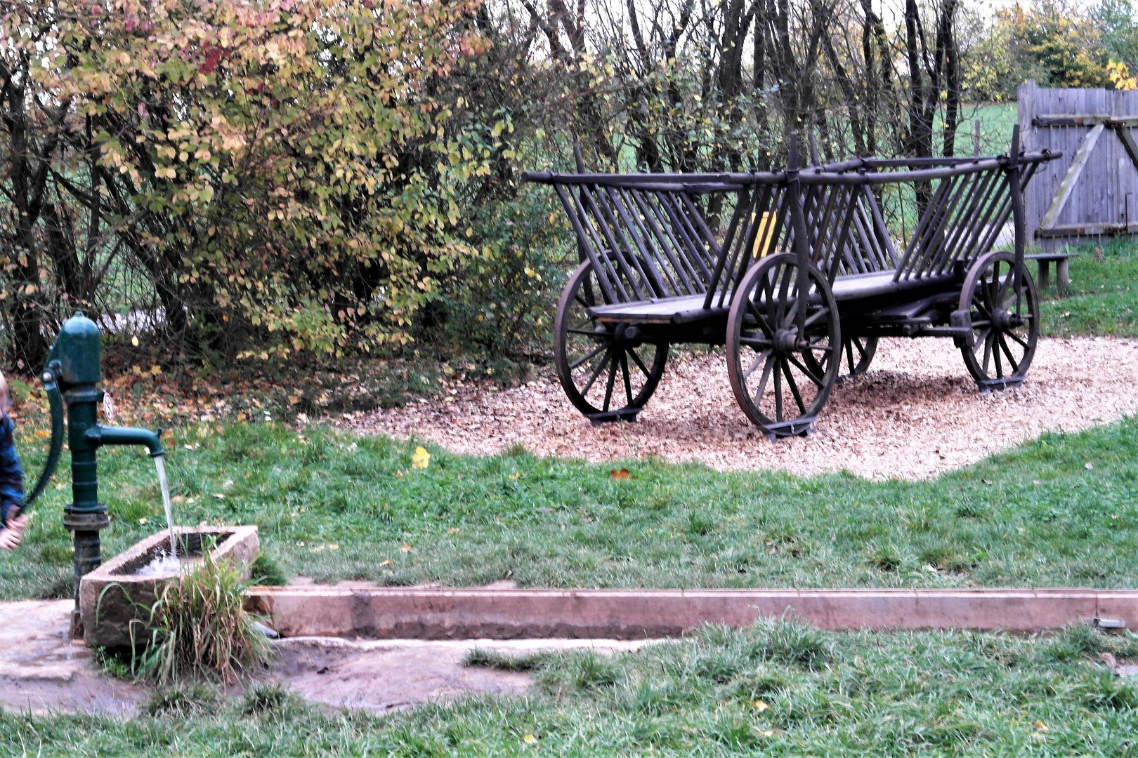 Wie  Dazumal : Leiterwagen und  Wassertrog mit Handpumpe