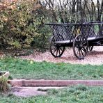 Wie  Dazumal : Leiterwagen und  Wassertrog mit Handpumpe