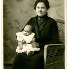 Wie dazumal - Meine Großmutter mit meinem Vater 1912