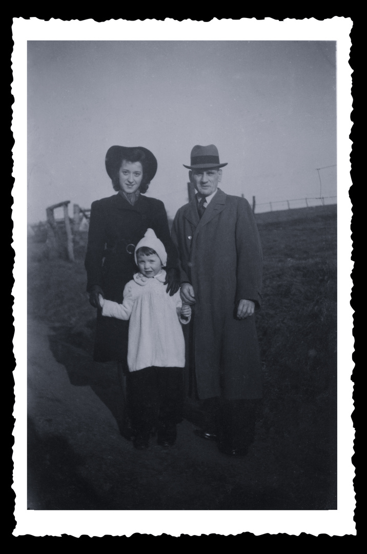 Wie dazumal - Meine Mutter (links) mit Stiefvater u. Nichte ca. 1940