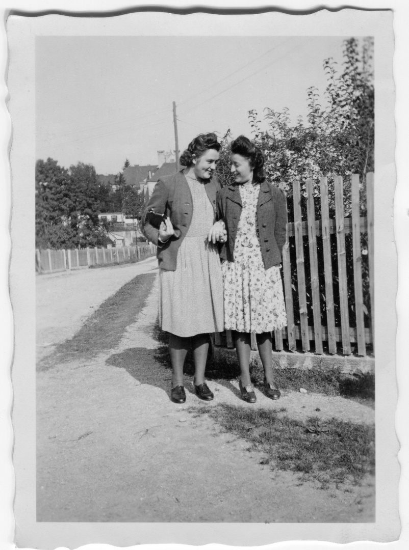 Wie dazumal - Meine Mutter mit Freundin ca. 1942