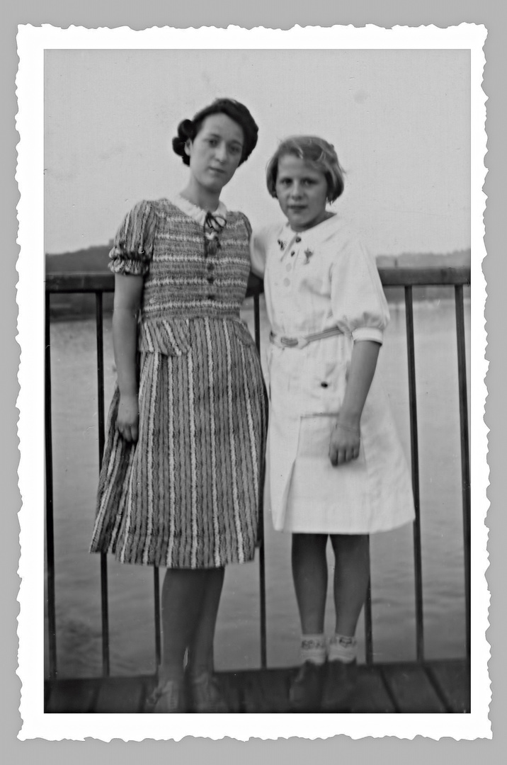 Wie dazumal- Meine Mutter mit ihrer Stiefschwester ( ca. 1938