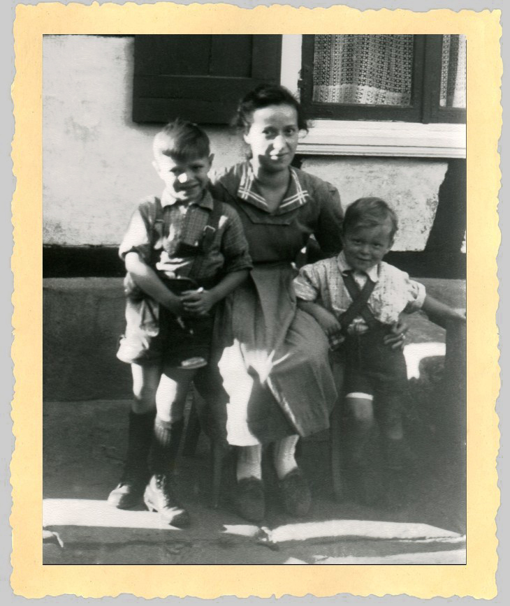 Wie dazumal - Mit der Mutter vor dem Haus 1953