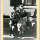 Wie dazumal - Mit der Mutter vor dem Haus 1953