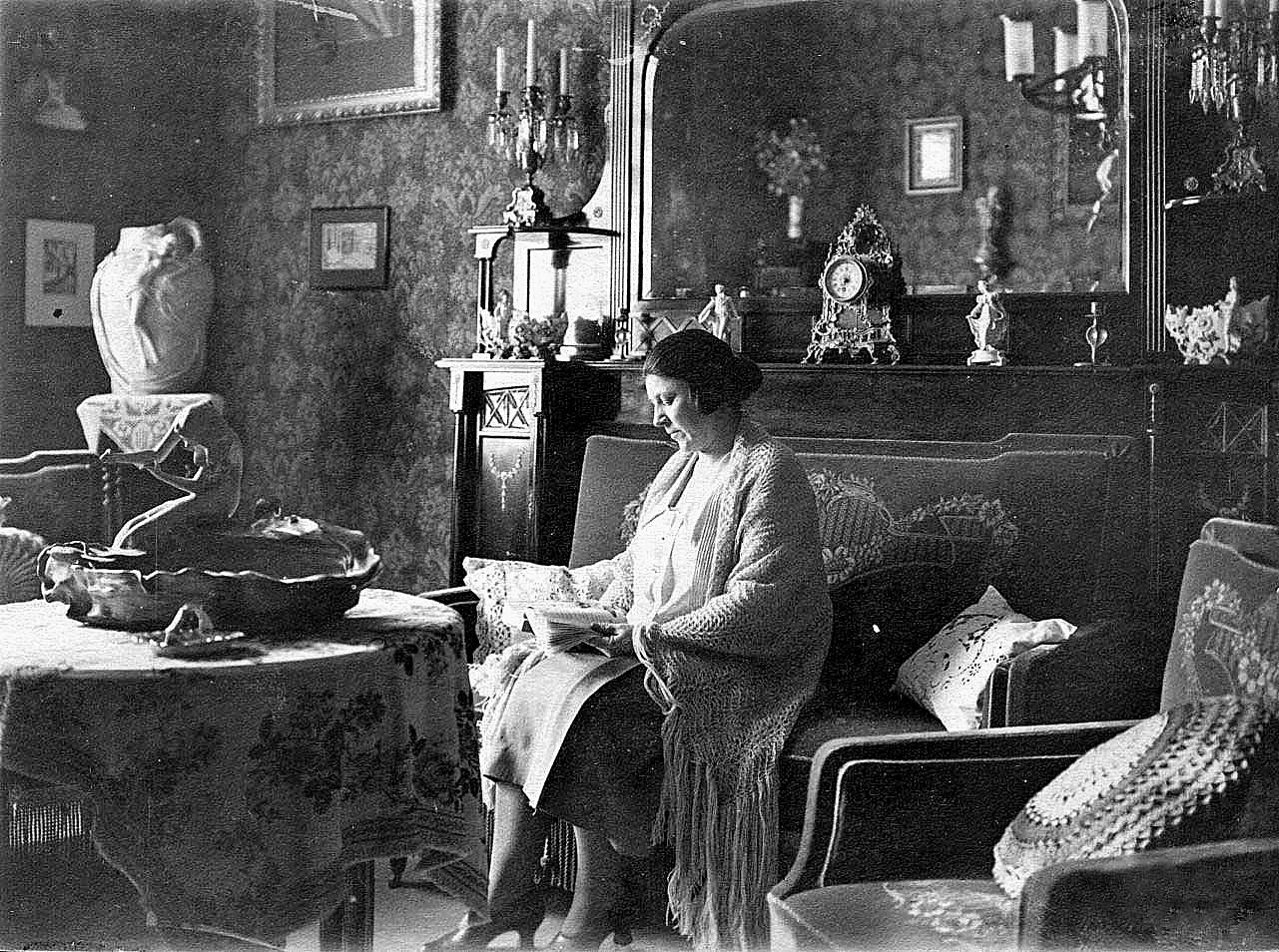 *wie dazumal*  -  Omi Antoinette im Salon ca.1925