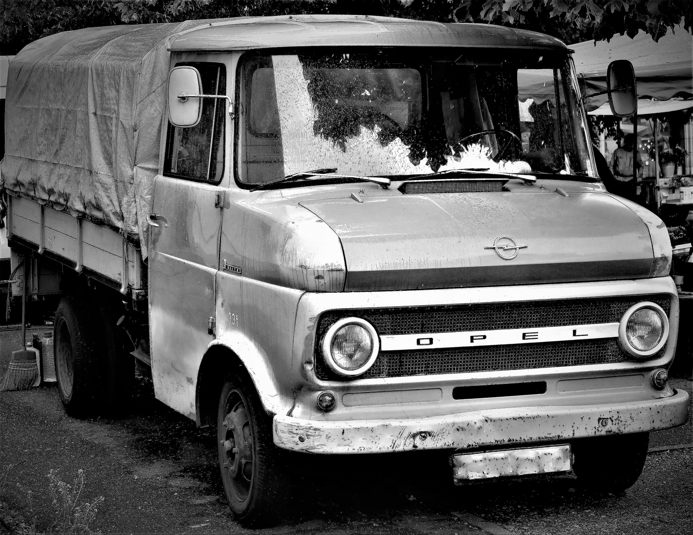 Wie dazumal - Opel Blitz Pritschenwagen auf dem Marktplatz