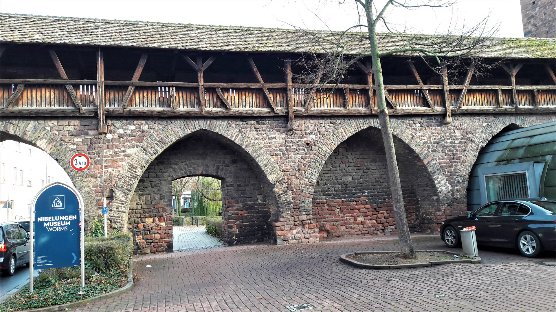 Wie dazumal .Originale historische Hölzer und Holzverbindungen Worms