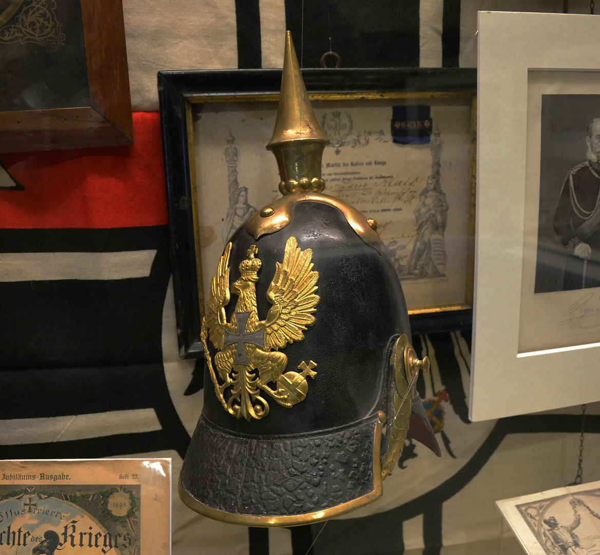 Wie dazumal - Pickelhaube mit Linienadler und Landwehrkreuz