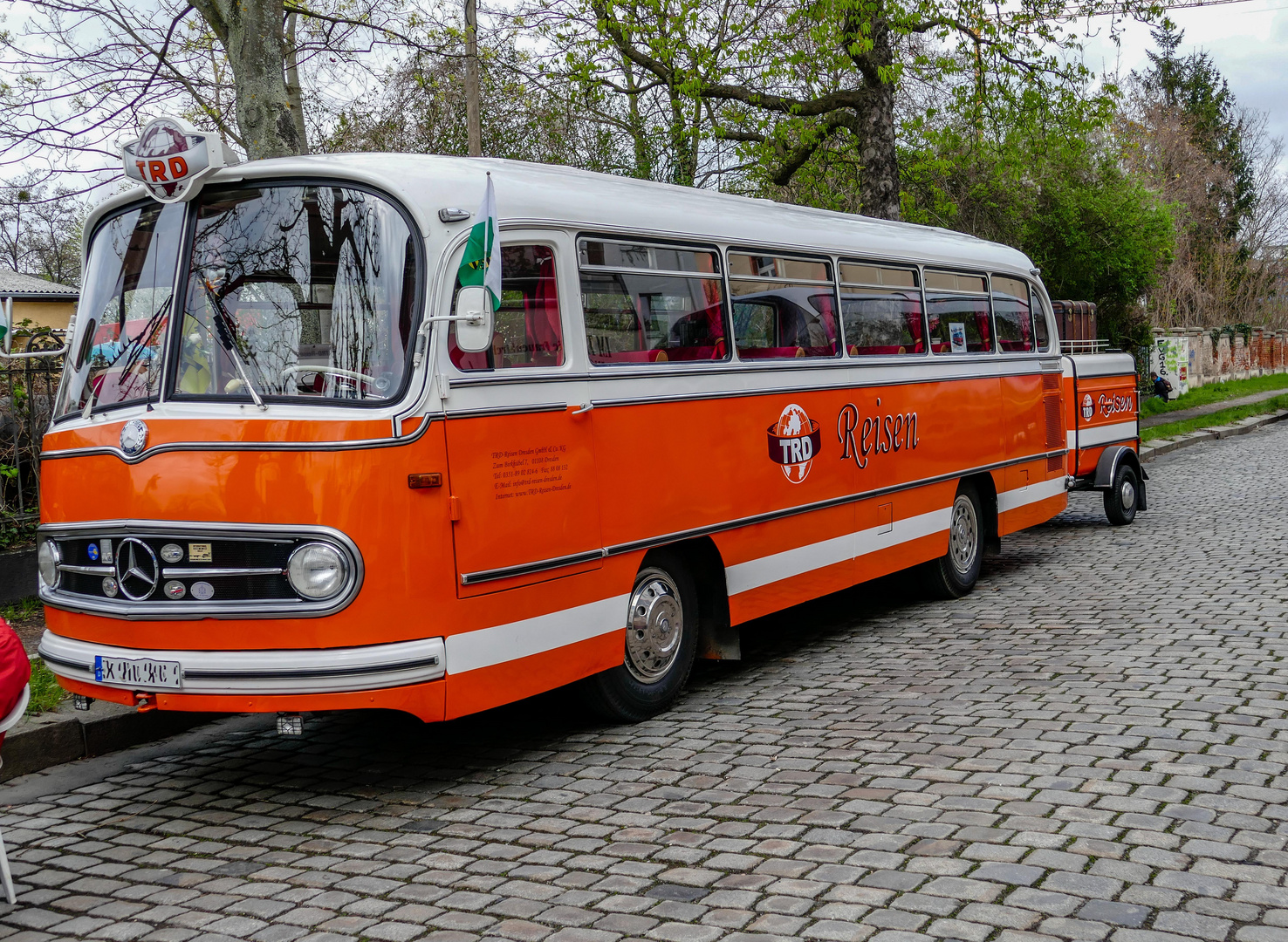 Wie Dazumal - Reisebus mit Anhänger