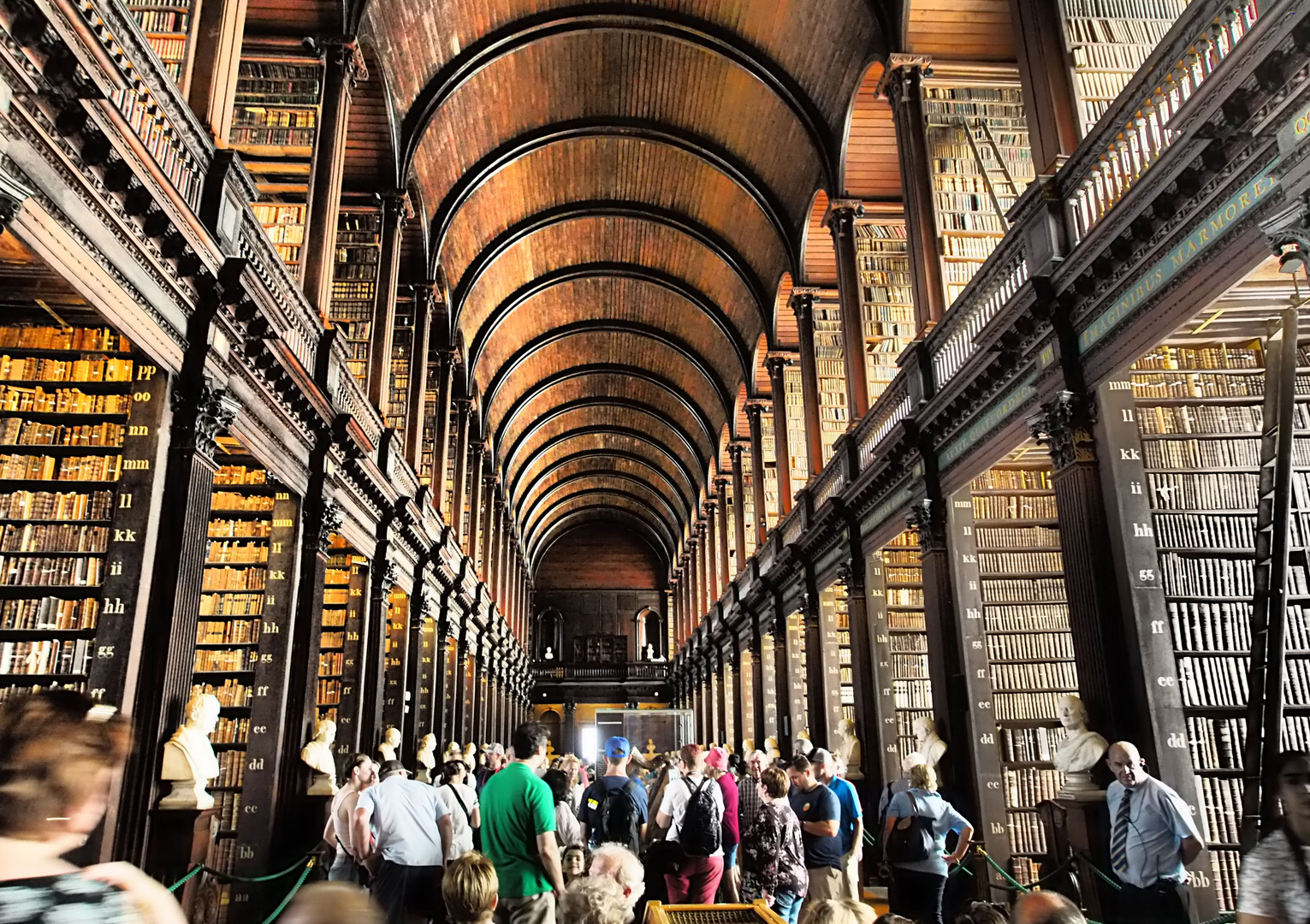 Wie Dazumal stehen die alten Bücher im Trinity College Dublin...