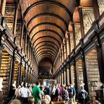 Wie Dazumal stehen die alten Bücher im Trinity College Dublin...