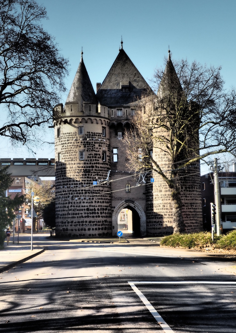 Wie dazumal steht unser Stadttor in Neuss immer noch da ...die Mauer ist aber weg...