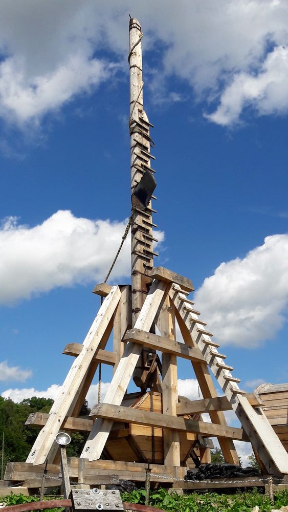 wie dazumal Steinkatapult in Wunsiedel auf dem Katharinenberg Collis Clamat-Mittelalter hautnah