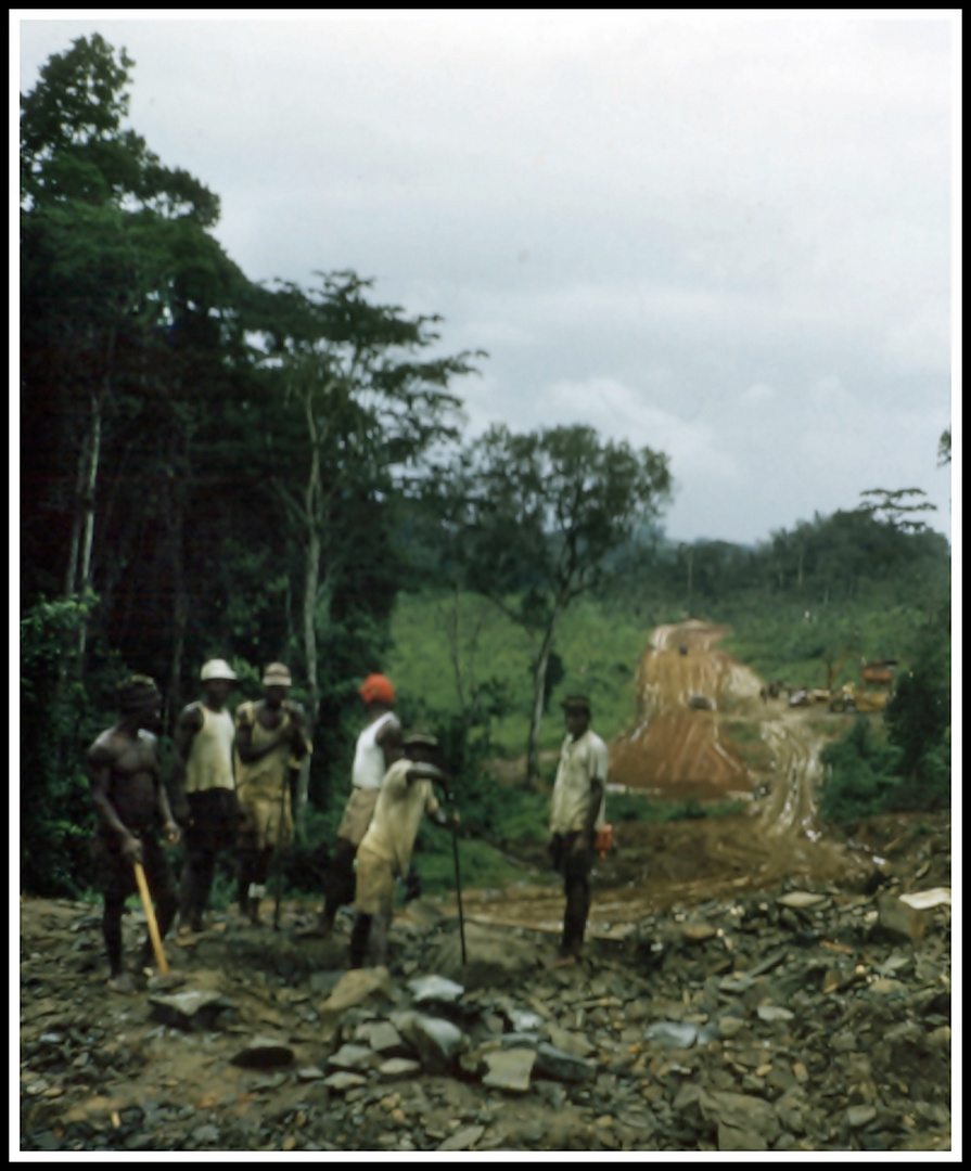 Wie Dazumal - Strassenbau in Monrovia