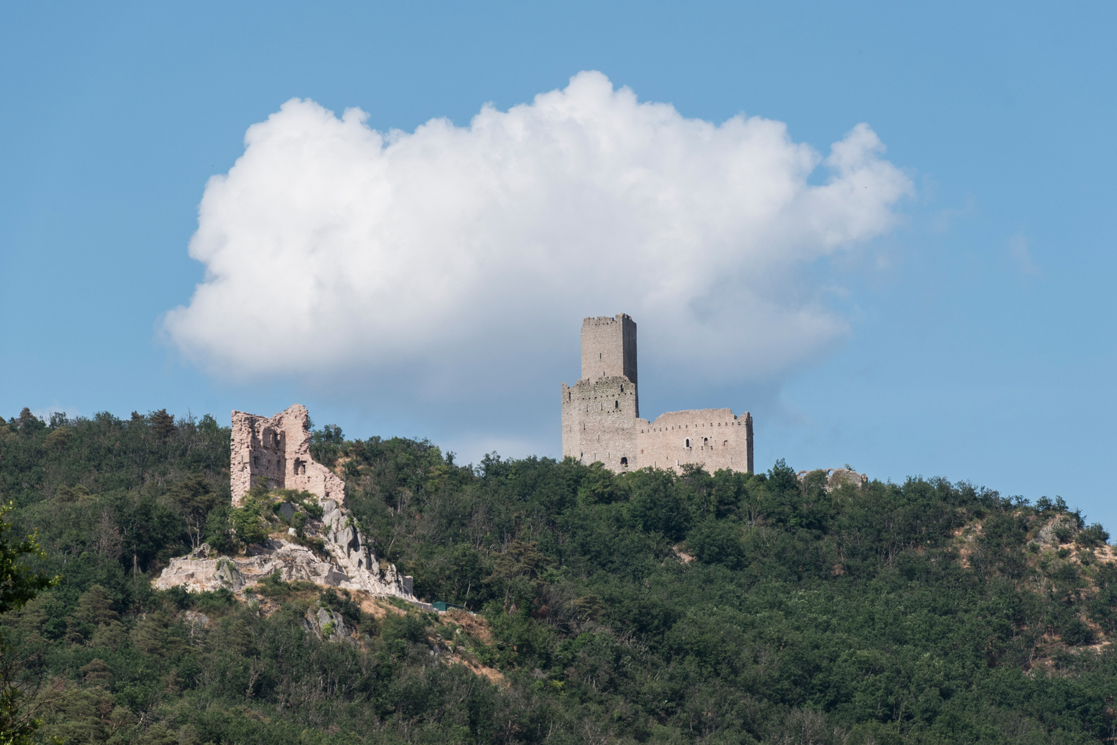 Wie dazumal trohnt die alte Burg über dem Bergrücken