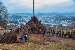 wie dazumal - wird jedes Jahr an Ostersonntag das Osterfeuer aufgebaut