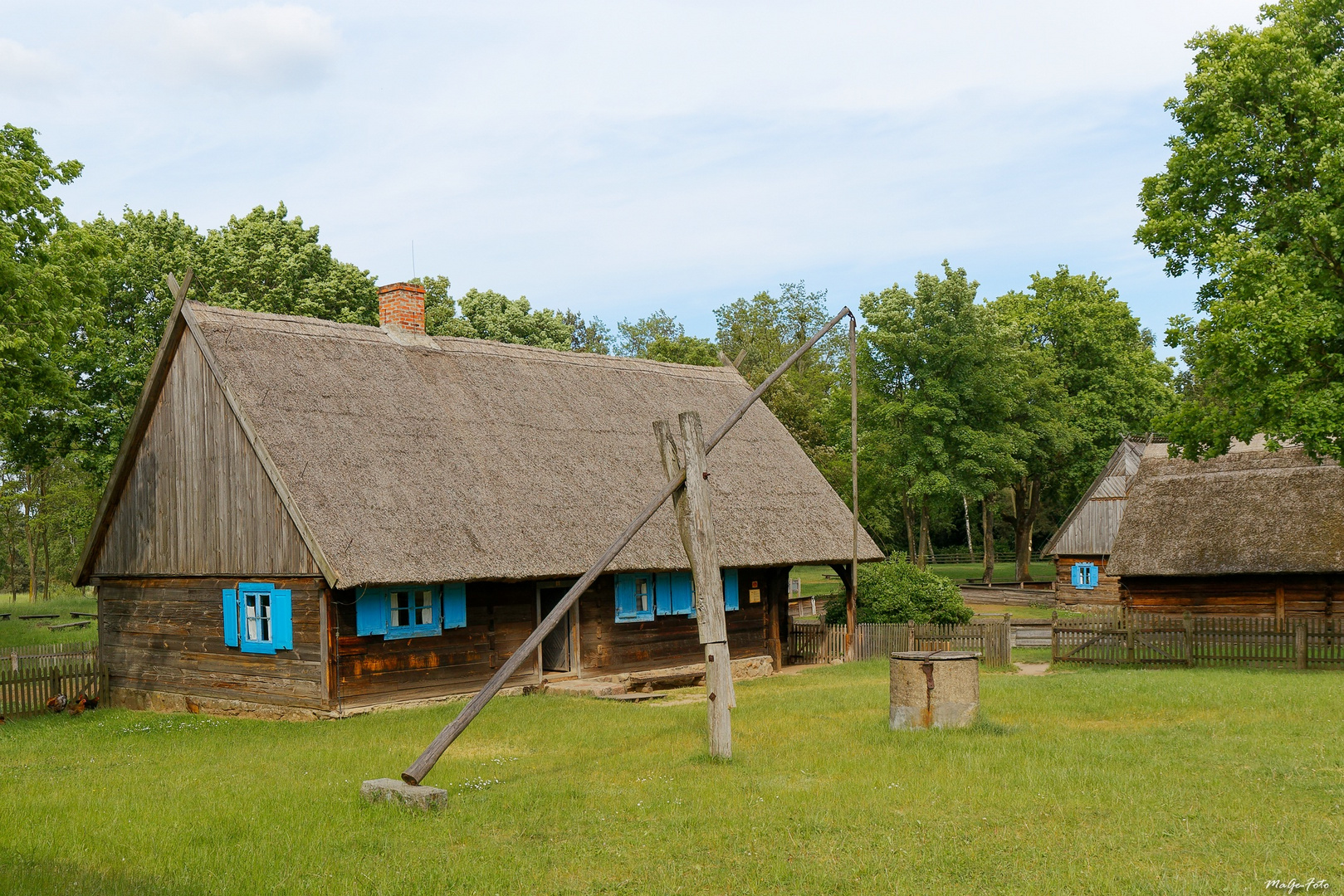 Wie Dazumal - Ziehbrunnen vor Bauernhaus