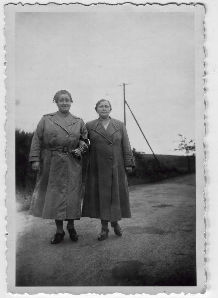 Wie dazumal Zwei dicke Freundinnen Foto & Bild historisches