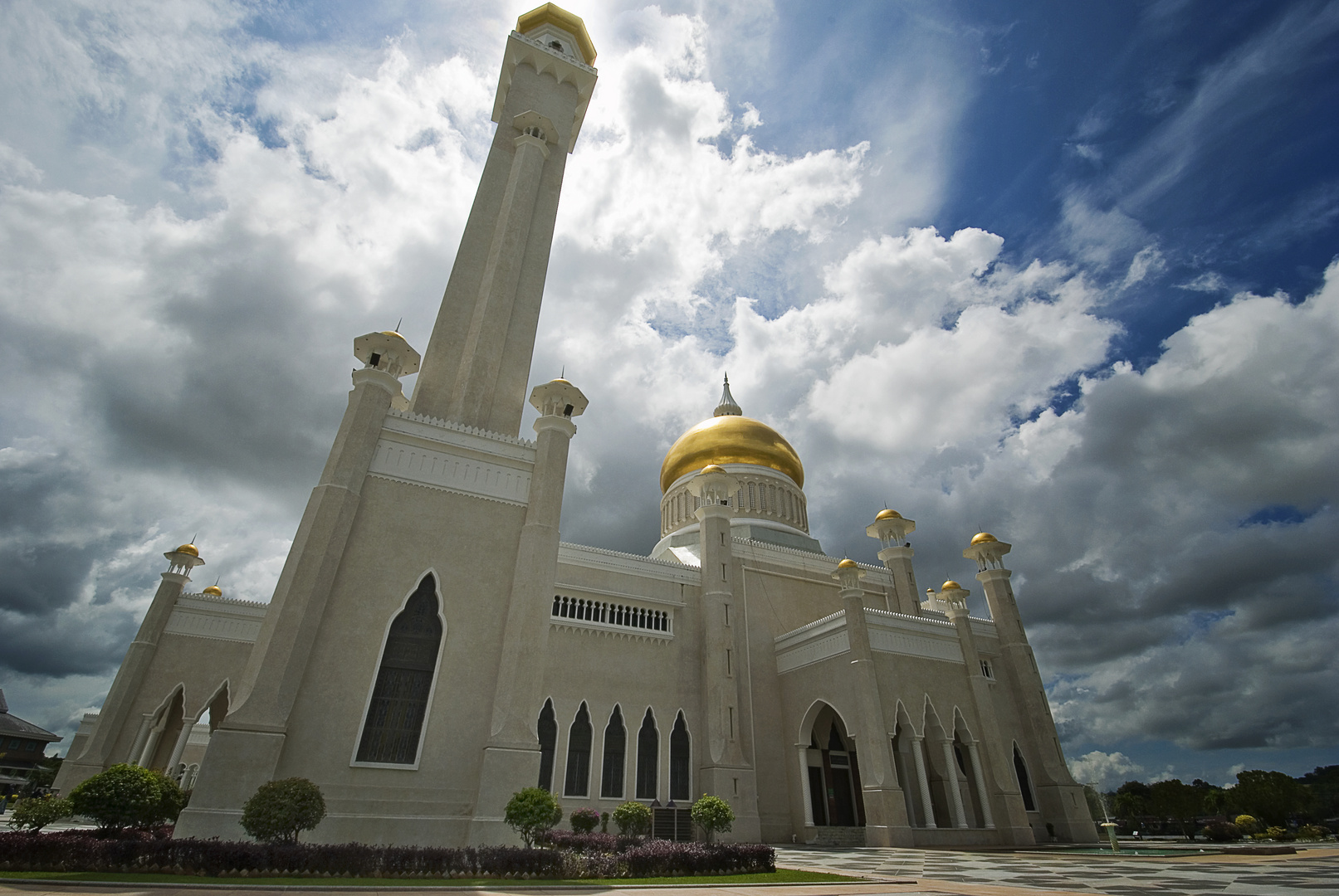 ...wie die Omar-Ali-Saifuddin-Moschee in Brunei in den Himmel ragt...