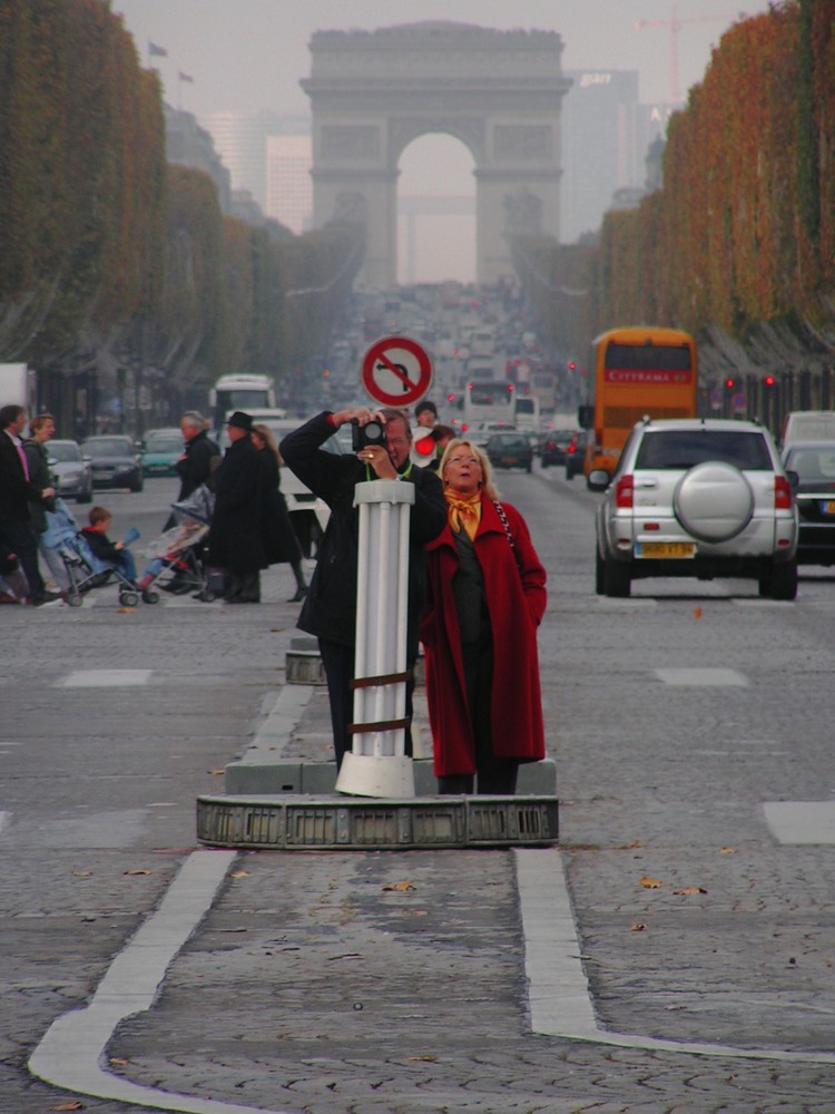 Wie du mir, so ich dir: Touristen auf den Champs Elysées