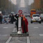 Wie du mir, so ich dir: Touristen auf den Champs Elysées