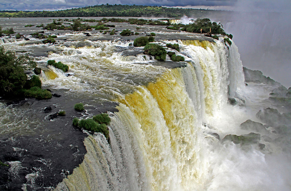 Wie ein Fluss im Wasserfall endet.