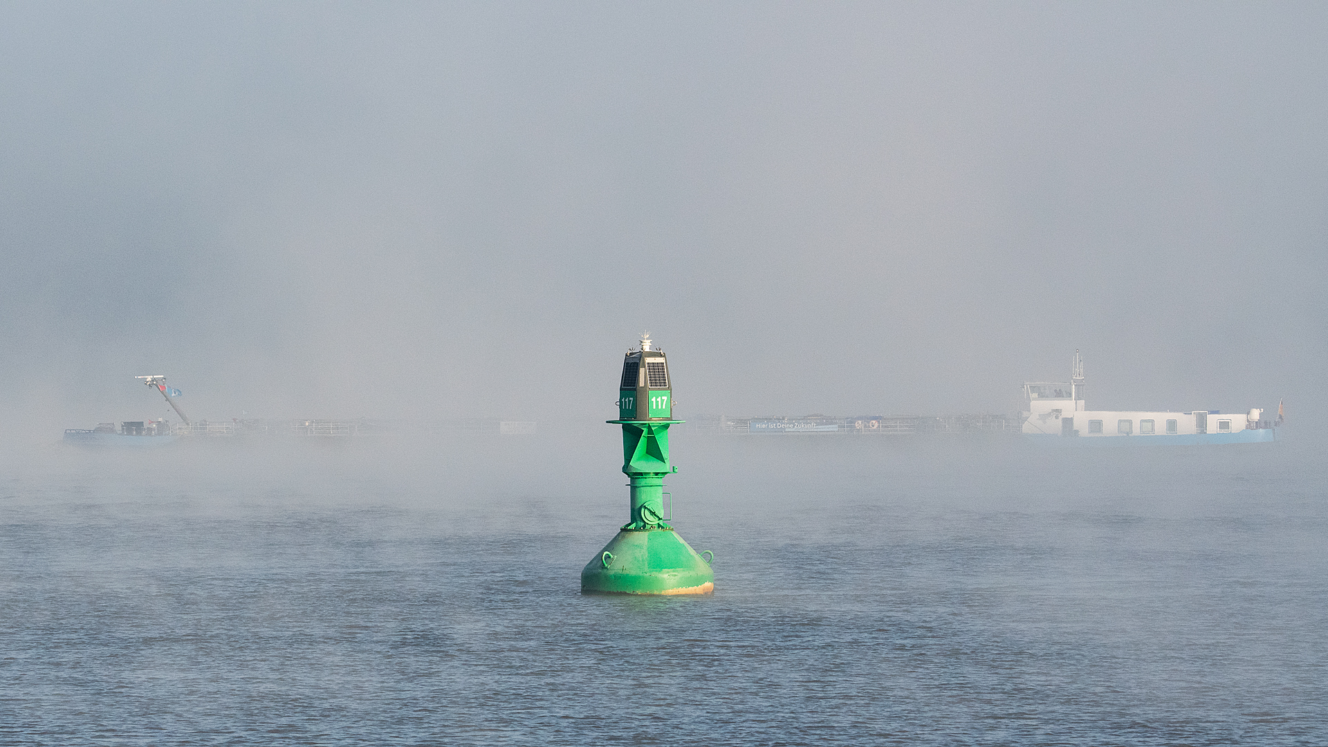 Wie ein "Geisterschiff" tauchte dieses . . .