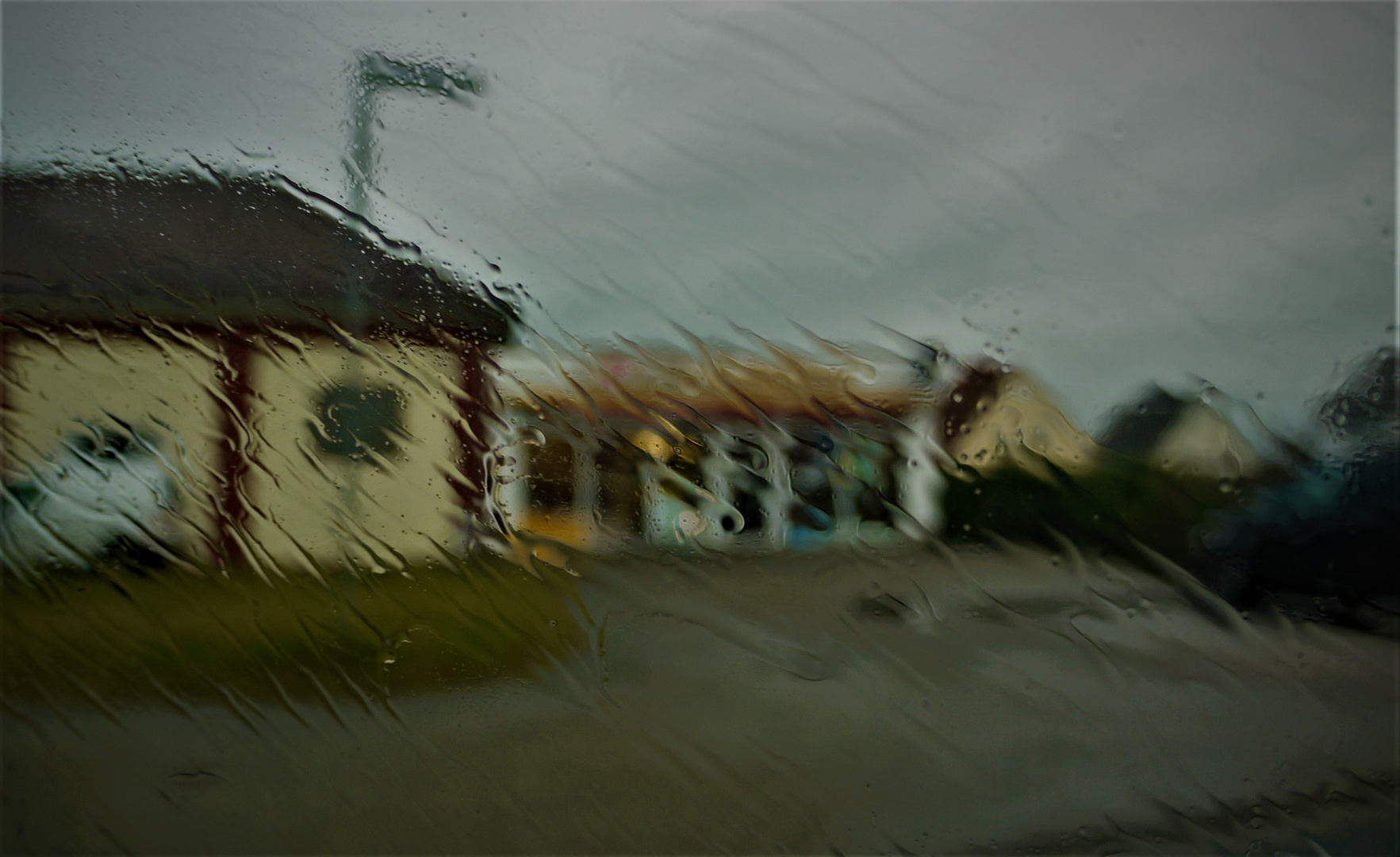 Wie ein Gemälde - Häuser bei Regen durch die Windschutzscheibe gesehen