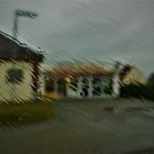 Wie ein Gemälde - Häuser bei Regen durch die Windschutzscheibe gesehen