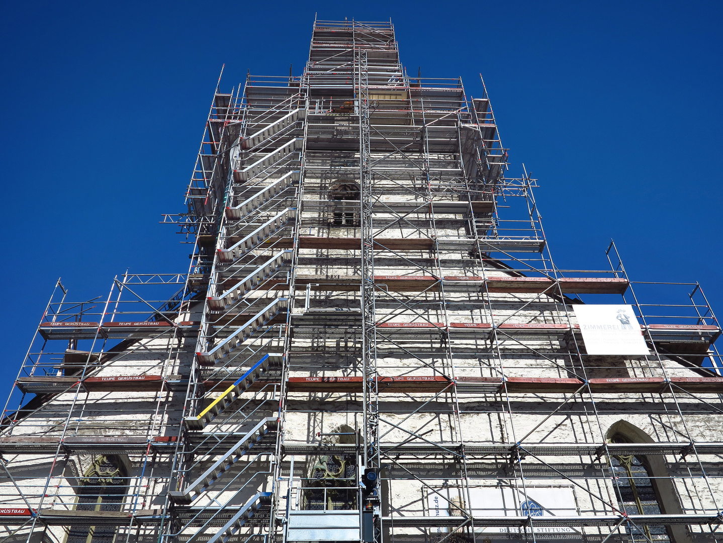 Wie ein Gesamtkunsterwerk: Baugerüst an der Propsteikirche St. Laurentius in Arnsberg