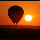 Wie ein glühender Ballon geht die Sonne unter