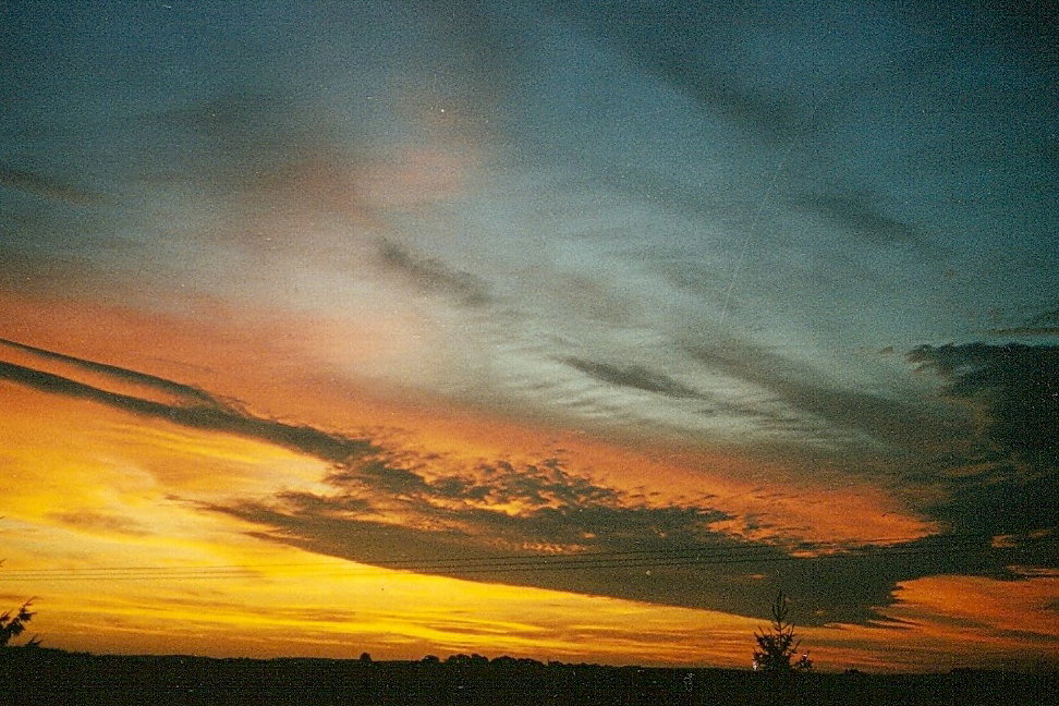 Wie ein grosses Flugzeug stehen die restlichen dunklen Schatten der Nacht am Himmel