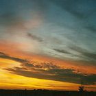 Wie ein grosses Flugzeug stehen die restlichen dunklen Schatten der Nacht am Himmel