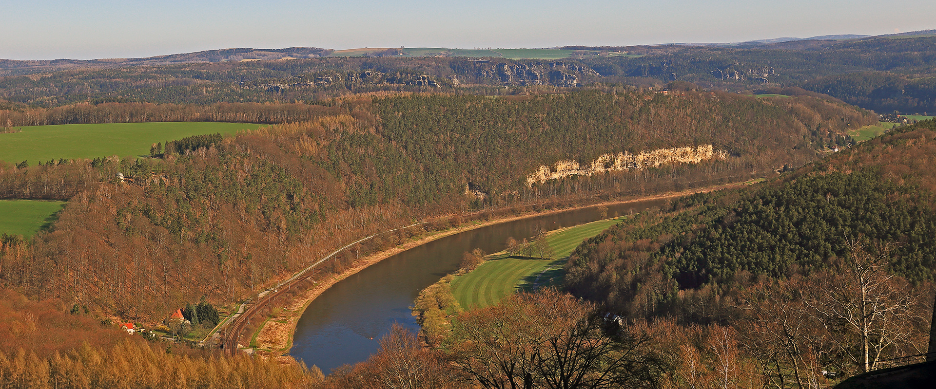 Wie ein großes Fragezeichen mit drei Bögen präsentiert sich die Elbe...