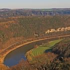 Wie ein großes Fragezeichen mit drei Bögen präsentiert sich die Elbe...