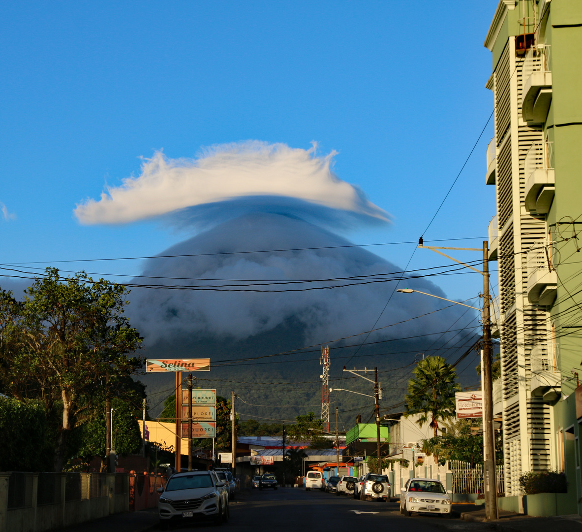 Wie ein Hut schwebt die Wolke über den Vulkan Arenal, Costa Rica