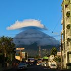 Wie ein Hut schwebt die Wolke über den Vulkan Arenal, Costa Rica