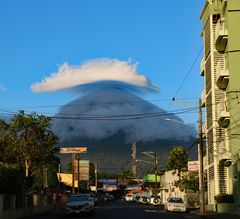 Wie ein Hut schwebt die Wolke über den Vulkan Arenal, Costa Rica