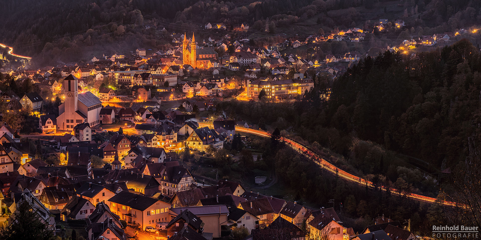 Wie ein Teppich legt sich die Blaue Stunde übers Tal