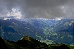 Wie ein Vorhang liegen die Wolken über dem Virgental