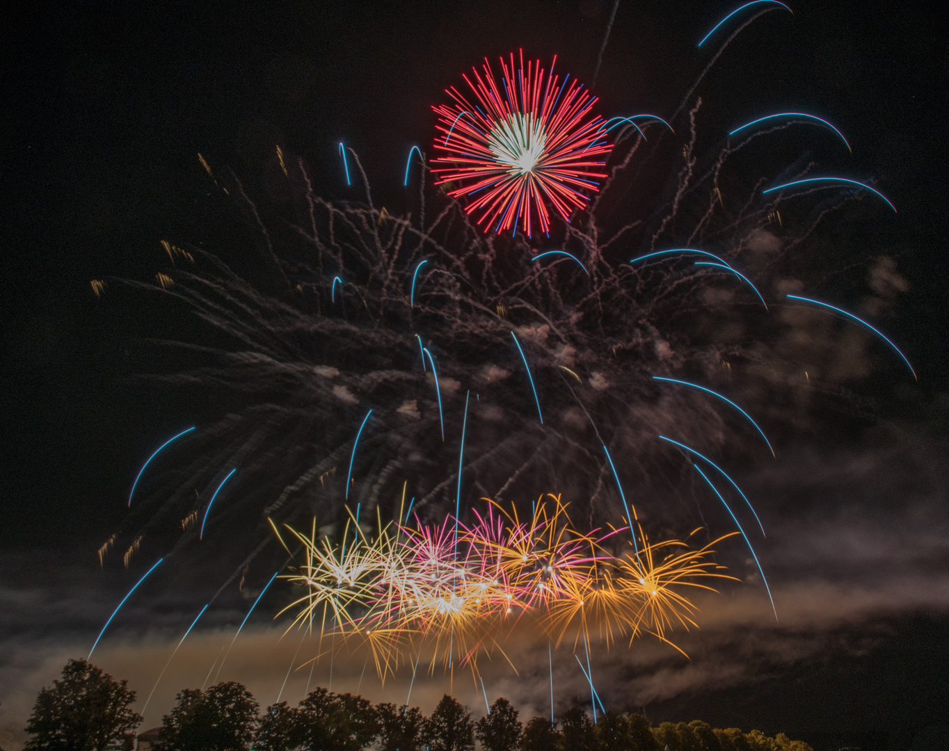 WIE EINE BLUME Foto & Bild | rot, bäume, himmel Bilder auf fotocommunity