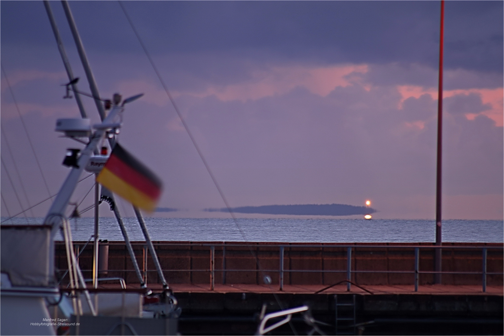 Wie eine Fata Morgana - die Insel Hiddensee schwebt förmlich über dem Wasser... 