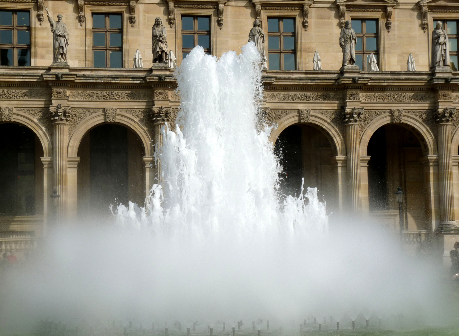 ... wie eine kleine Baletttänzerin am Louvre ...